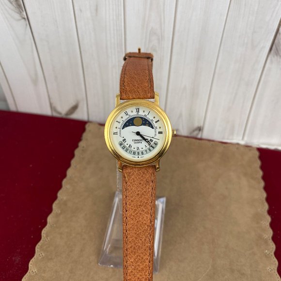 Vintage Consort Gold Tone Moon phase Date Quartz Watch - Picture 2 of 7